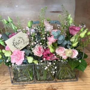 Dekorativer Drahtkorb mit Blumenfüllung